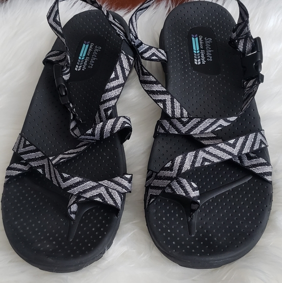 skechers toe ring sandals